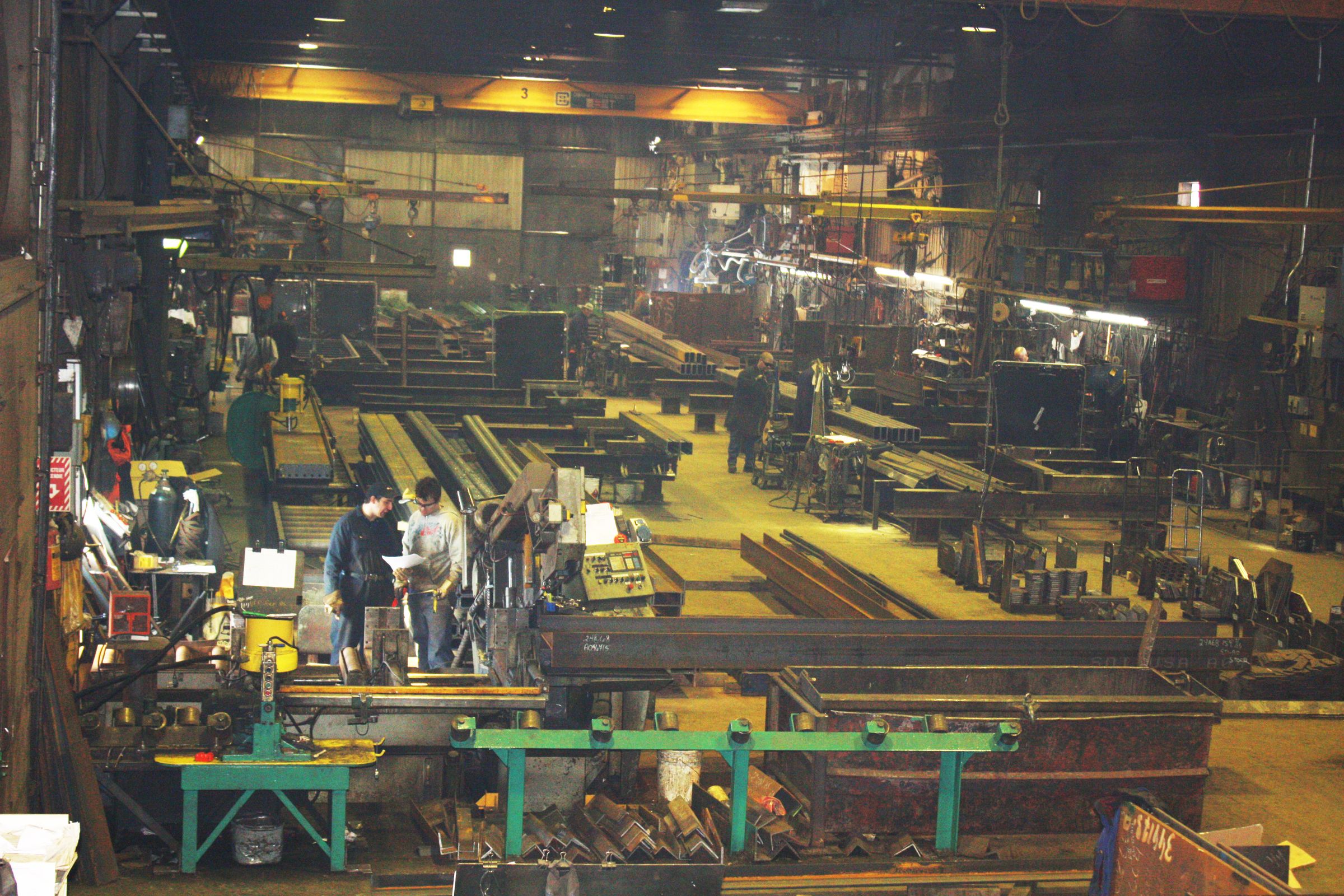 Fabrication de poutres d'acier dans l'atelier Sturo Métal