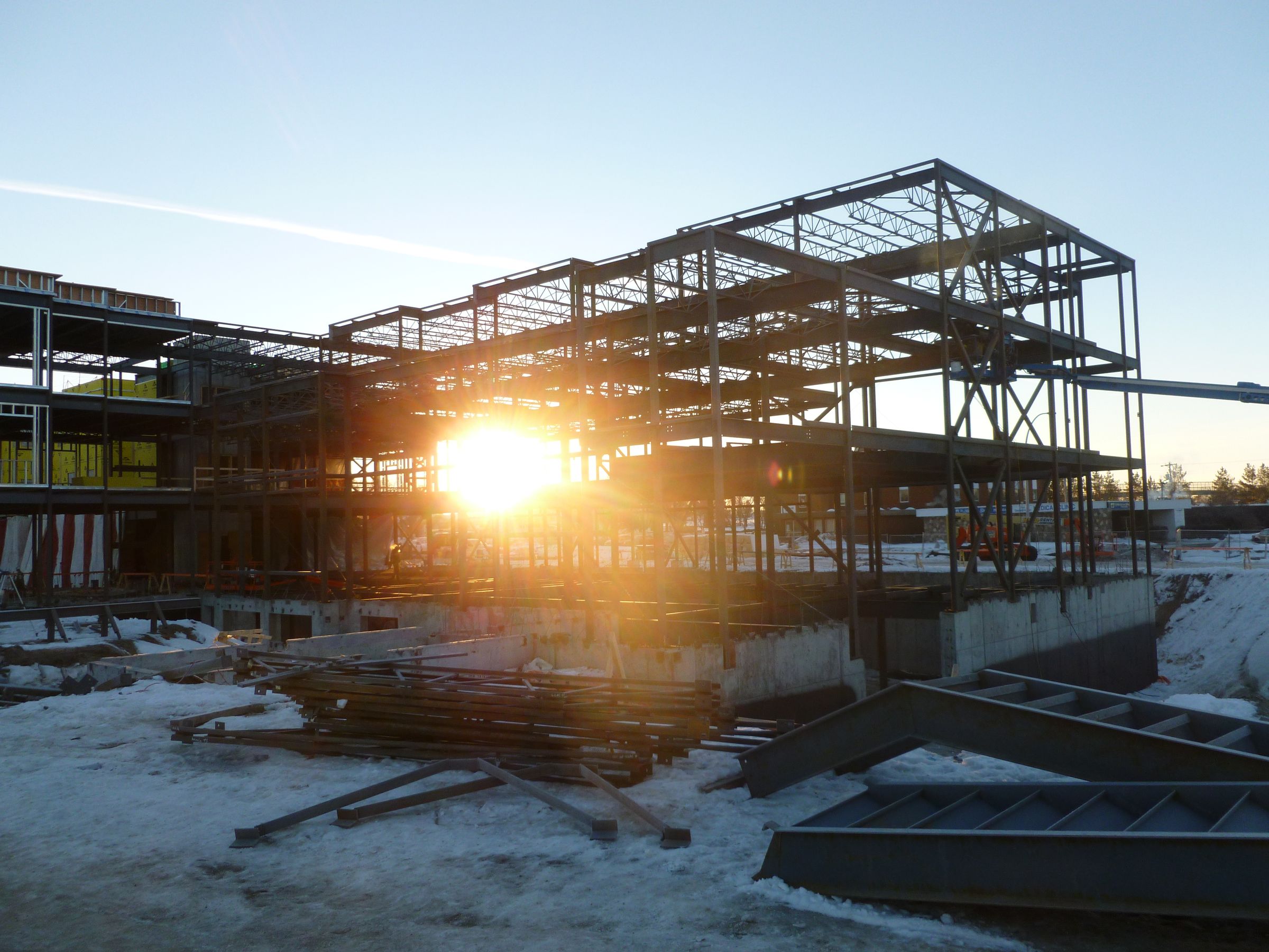 Charpente d'acier Sturo Métal en cours de montage au coucher du soleil, Fort Saskatchewan