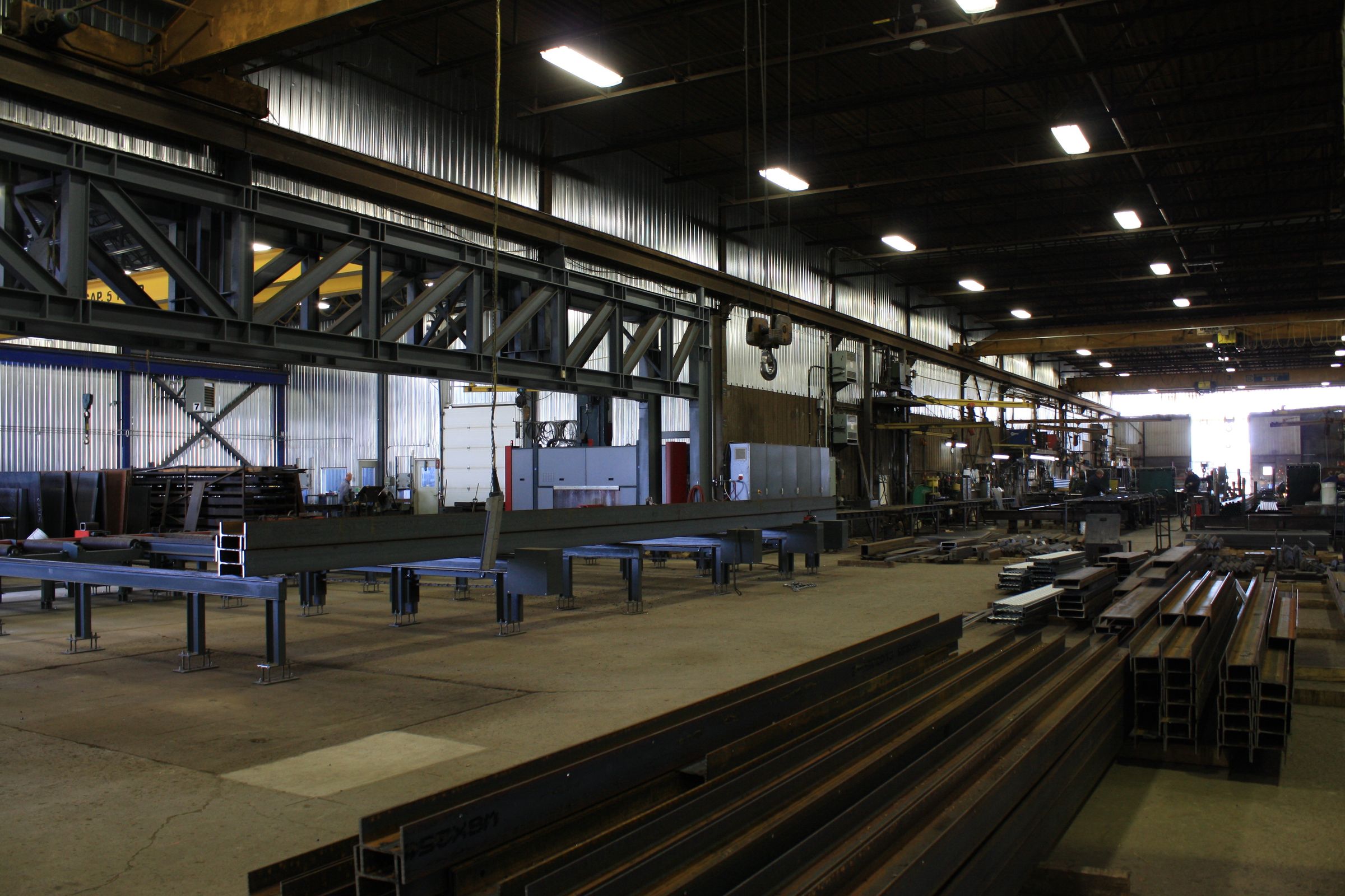 Intérieur de l'usine Sturo Métal à Lévis, ponts roulants et profilés d'acier