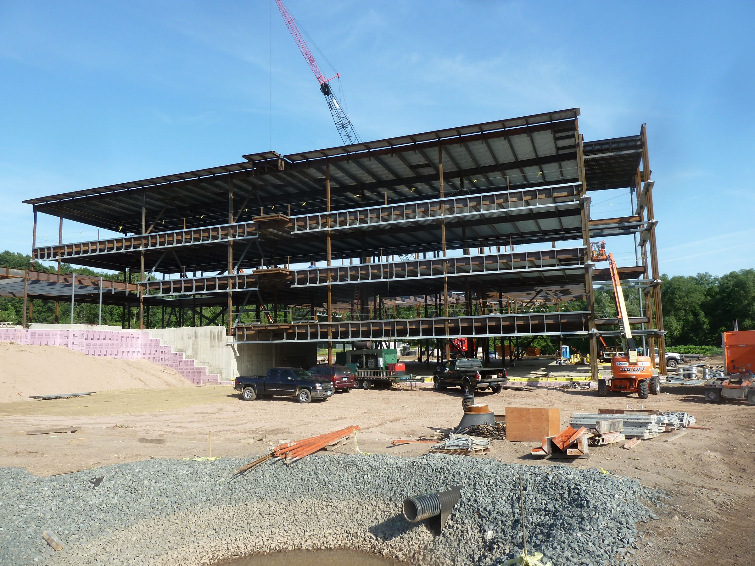 Montage de la charpente d'acier du projet West Springfield